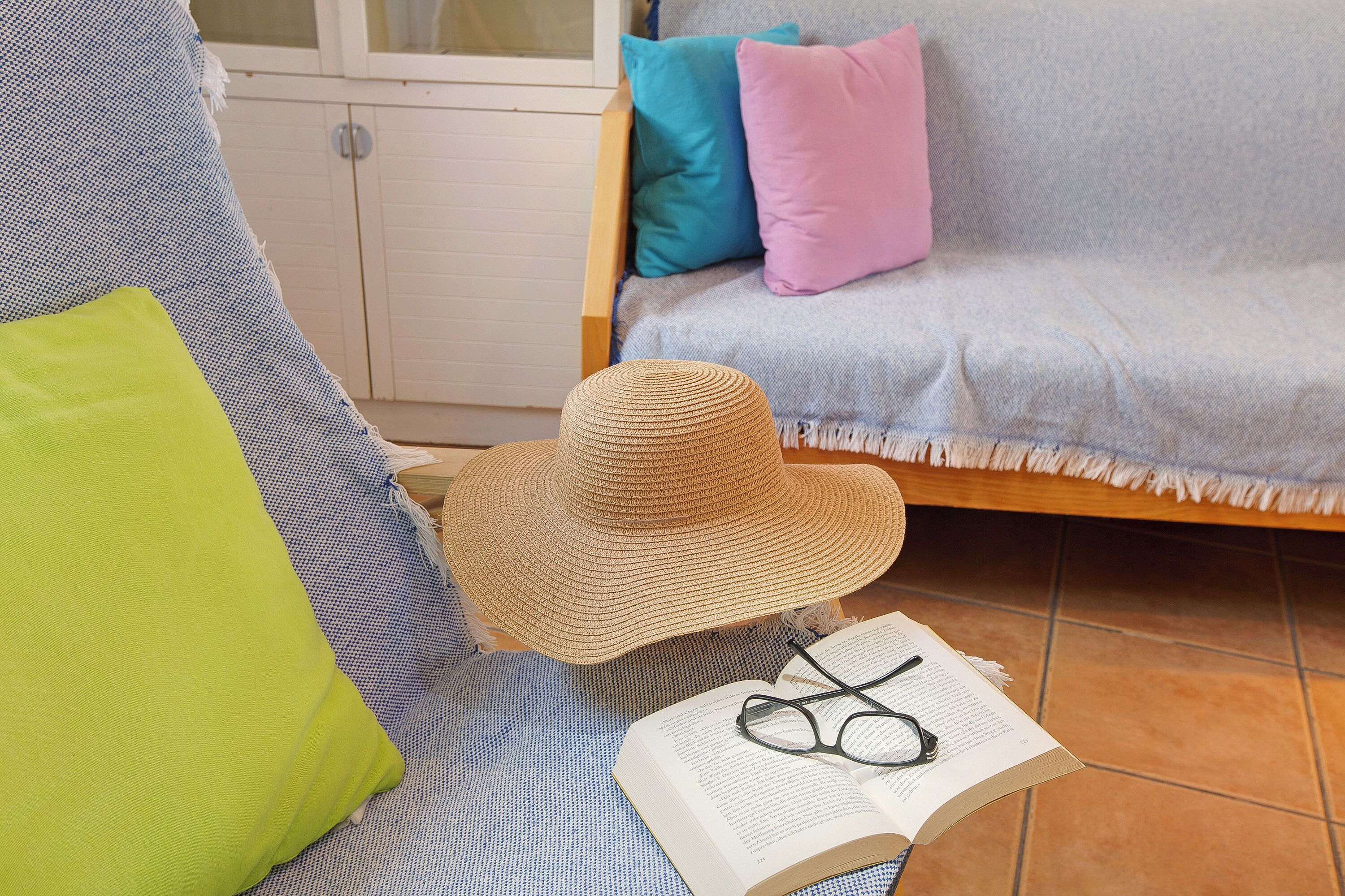 Een televisie, een dvd-speler en een stereo