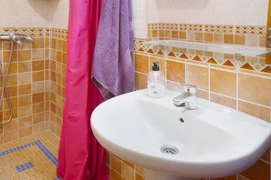 Douche, sèche-cheveux, serviettes fournies