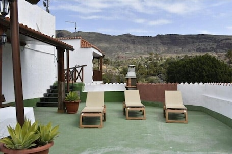 Property grounds. Holiday Home 'Cottage Santa Lucía 2' with Mountain View, Balconies & Wi-Fi