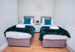 3 bedrooms, internet - cosy ,spacious ,clean 3 bed house,10miuntes walk from town centre (Kettering)