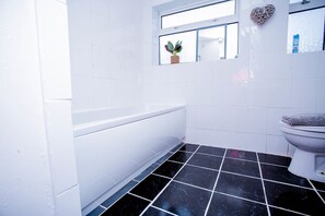 Combined shower/bathtub, towels