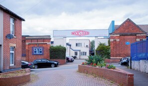 Parking - cosy ,spacious ,clean 3 bed house,10miuntes walk from town centre (Kettering)