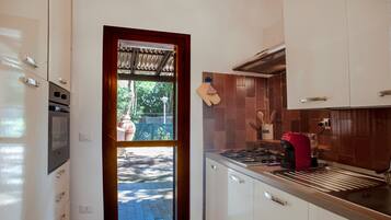 Jääkaappi, uuni, liesi, kahvin-/teenkeitin