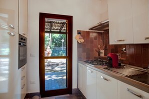 Frigorifero, forno, piano cottura, macchina per tè/caffè