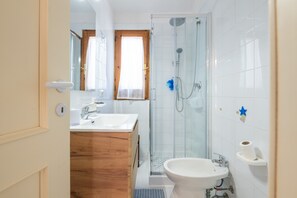 Bruser, gratis toiletartikler, hårtørrer, håndklæder