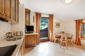 Frigorifero, microonde, piano cottura, lavastoviglie