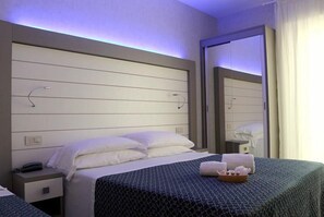 Kolmen hengen comfort-huone | Italialaiset Frette-lakanat, ylelliset vuodevaatteet, minibaari