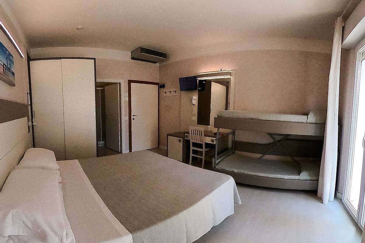 舒適四人房 | 義大利 Frette 床單、高級寢具、迷你吧、客房內保險箱