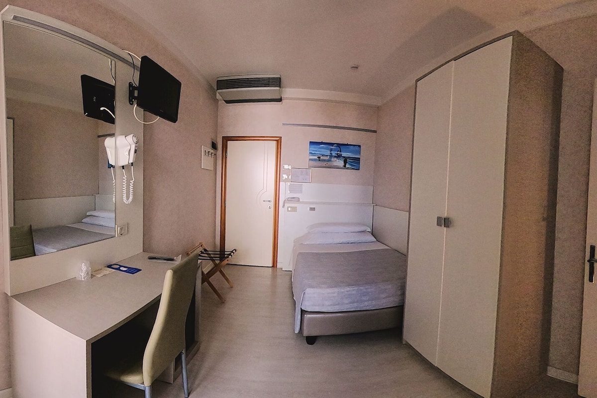 Habitación individual Confort | Sábanas italianas Frette, ropa de cama de alta calidad y minibar