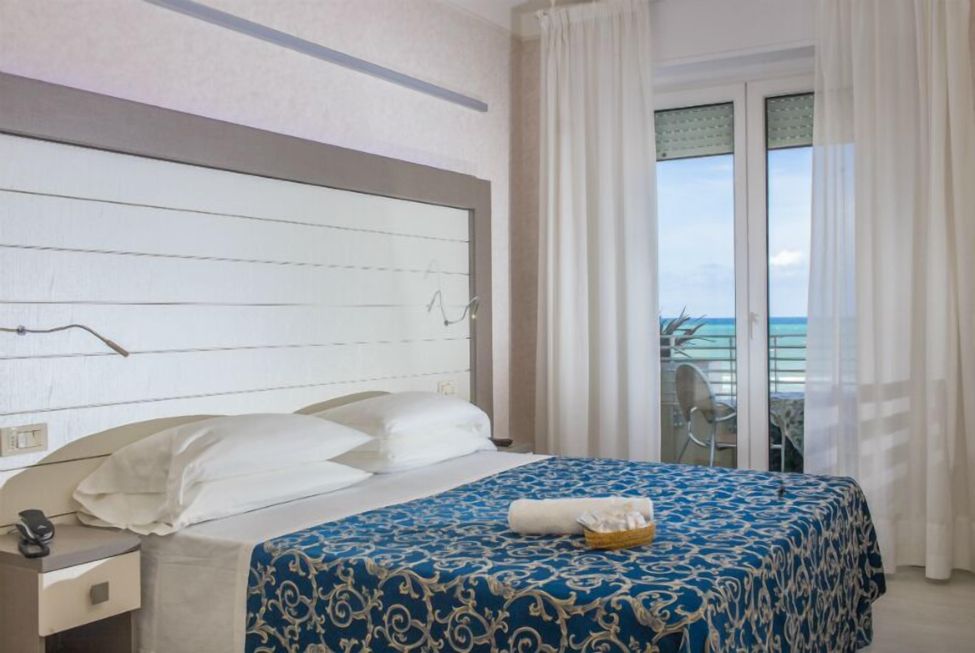 Tripla Deluxe | Lenzuola Frette, biancheria da letto di alta qualità, minibar