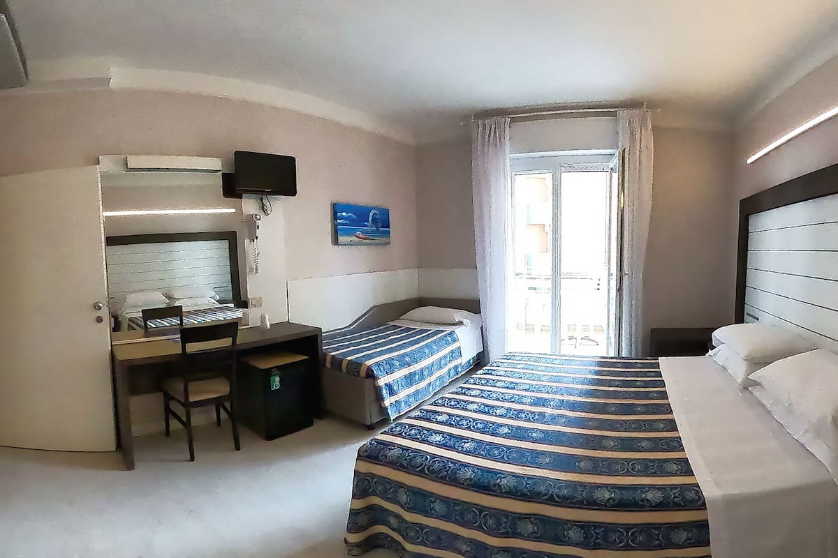 Habitación triple Confort | Sábanas italianas Frette, ropa de cama de alta calidad y minibar