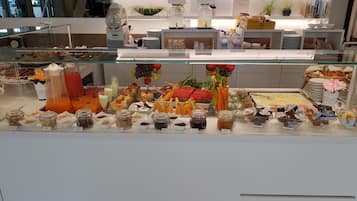 Colazione continentale, servita tutte le mattine (13 EUR a persona)