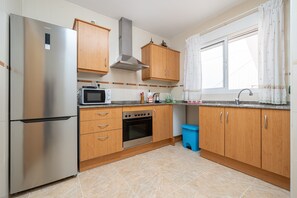 Kylskåp, mikrovågsugn, ugn och spishäll