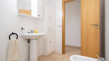 浴缸、吹风机、毛巾