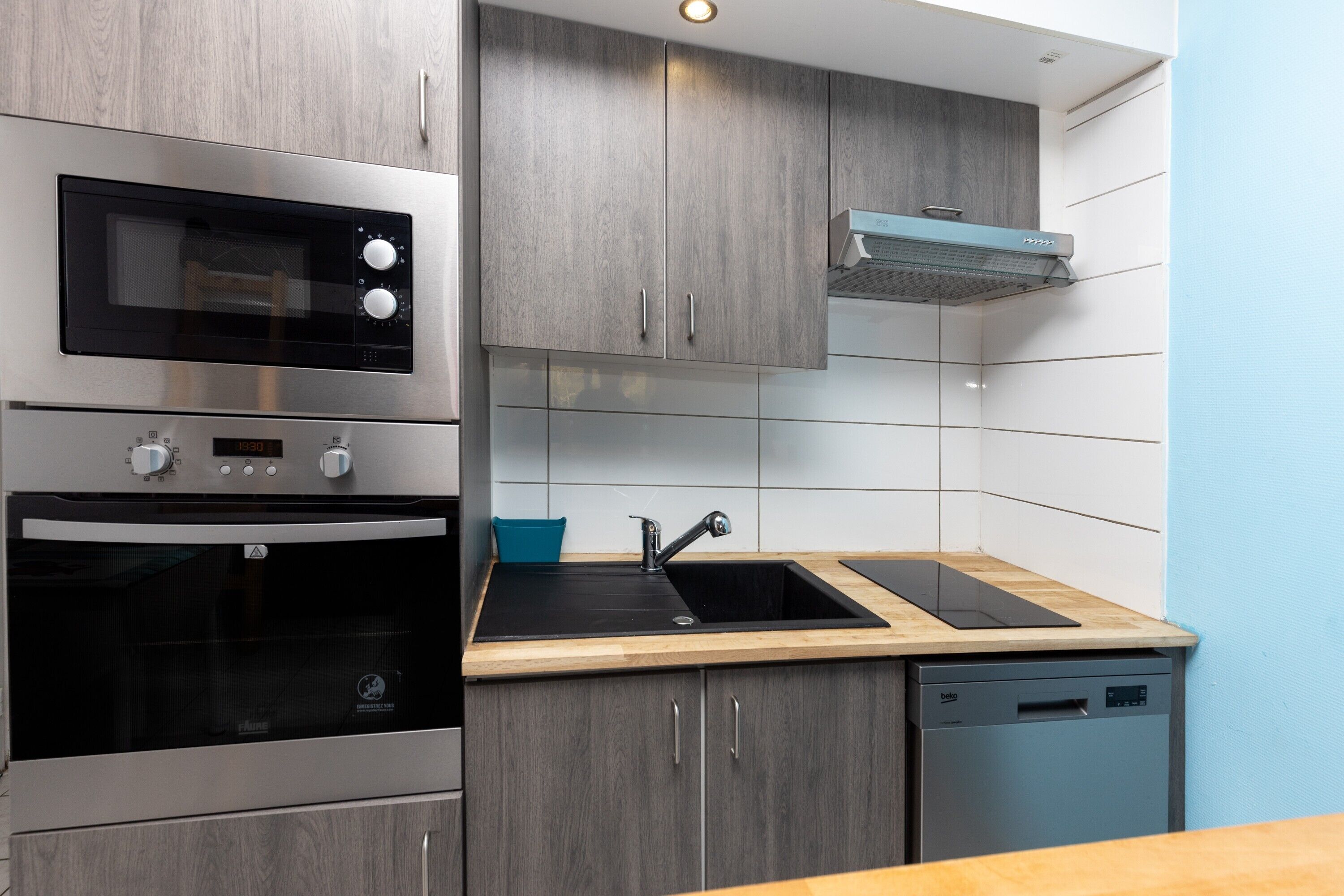 Jääkaappi, mikroaaltouuni, uuni, liesi