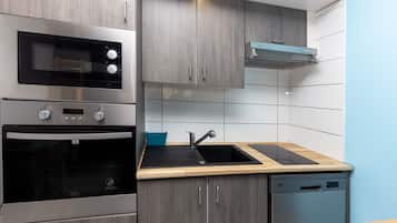 Jääkaappi, mikroaaltouuni, uuni, liesi