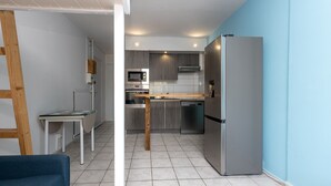 A compact kitchen with a microwave, oven, and refrigerator. - Studio Seignosse near the "Le Penon" beach (1 min) with balcony (Seignosse)