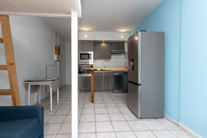 A compact kitchen with a microwave, oven, and refrigerator. - Studio Seignosse near the "Le Penon" beach (1 min) with balcony (Seignosse)