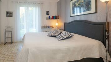 4 bedrooms, iron/ironing board, free WiFi, bed sheets
