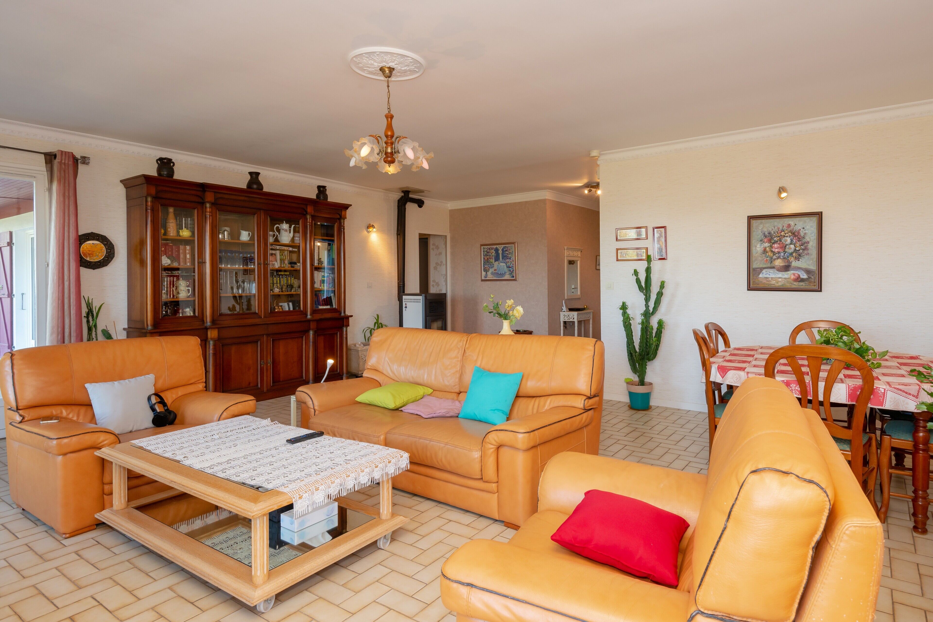 TV, fireplace, streaming services