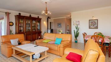 TV, fireplace, streaming services
