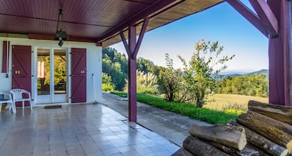 Ferienvilla "Maison dans un parc de verdure" mit Bergblick, WLAN und Terrasse