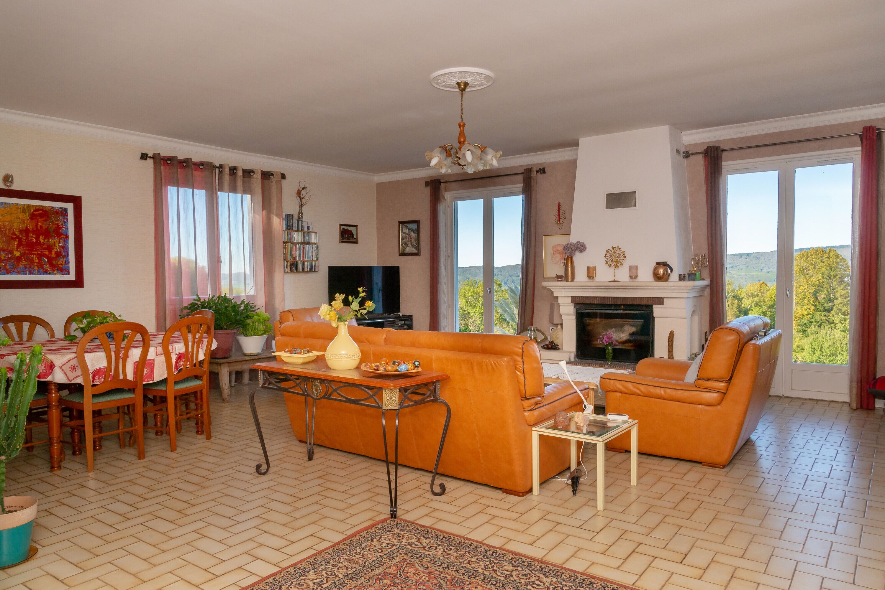 TV, fireplace, streaming services