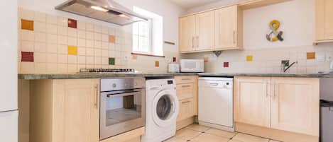 Een koelkast, een magnetron, een oven, een vaatwasser