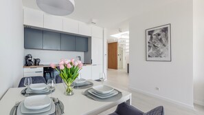 Departamento Deluxe (3504 widok na jezioro) | Cocineta privada | Refrigerador, parrilla de estufa y utensilios de cocina 