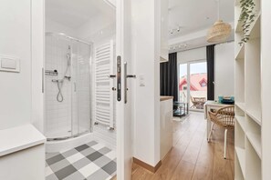 Shower, hair dryer, towels, shampoo
