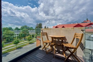 Outdoor dining - Na Grobli 36 | Functional Studio | Desk (Wroclaw)