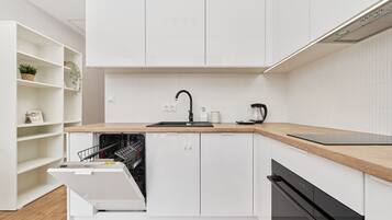Geladeira, micro-ondas, fogão, cooktop