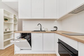 Een koelkast, een microgolfoven, een oven, een kookplaat