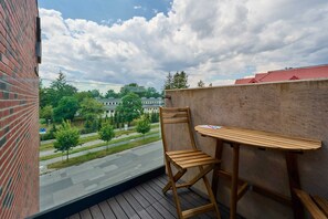 Outdoor dining - Na Grobli 36 | Functional Studio | Desk (Wroclaw)