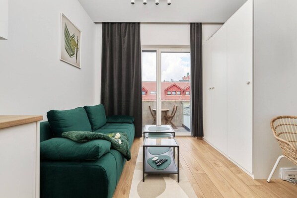 TV, Netflix, streaming services - Na Grobli 36 | Functional Studio | Desk (Wroclaw)