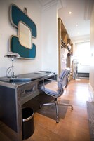 Ropa de cama hipoalergénica y caja de seguridad en la habitación 