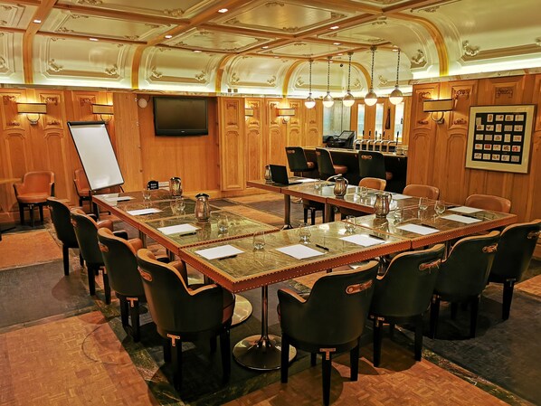 A conference room with a long table, chairs, a whiteboard, and a television. - Langtons Hotel Kilkenny (Kilkenny)