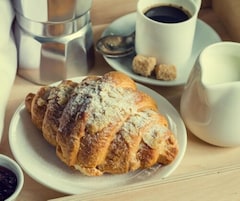 Café da manhã feito na hora todos os dias mediante uma taxa