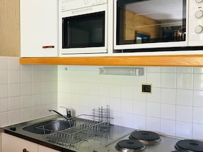 Fridge, microwave, oven, coffee/tea maker