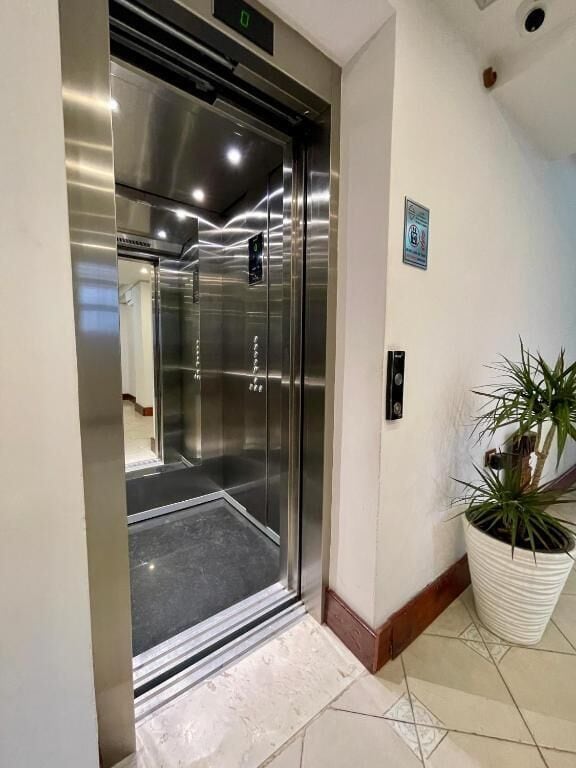 مكتب ومساحة عمل للكمبيوتر المحمول وستائر تعتيم وواي فاي مجانًا