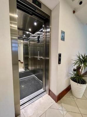 Deluxe Room | Meja, ruang kerja komputer riba, langsir/tirai gelap terus 