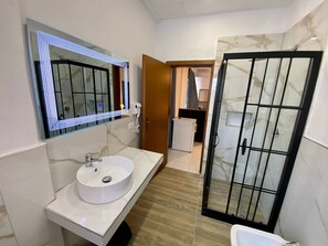 Spacious Triple Single Room | Bathroom | Shower, rainfall showerhead, free toiletries, hair dryer - Hotel Globo (Durrës)