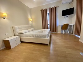 Deluxe Room | Desk, laptop workspace, blackout drapes, free WiFi