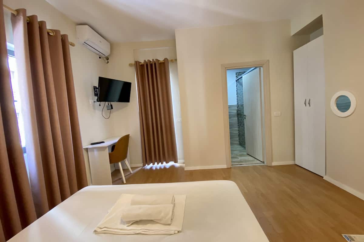 Deluxe Room | Desk, laptop workspace, blackout curtains, free WiFi