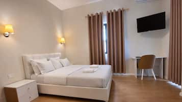 Escritorio, espacio para trabajar con laptop y cortinas blackout