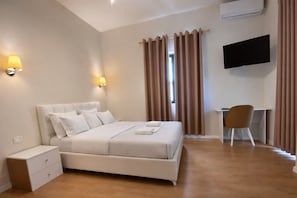 Deluxe King Room with Balcony | Desk, laptop workspace, blackout drapes, free WiFi - Hotel Globo (Durrës)
