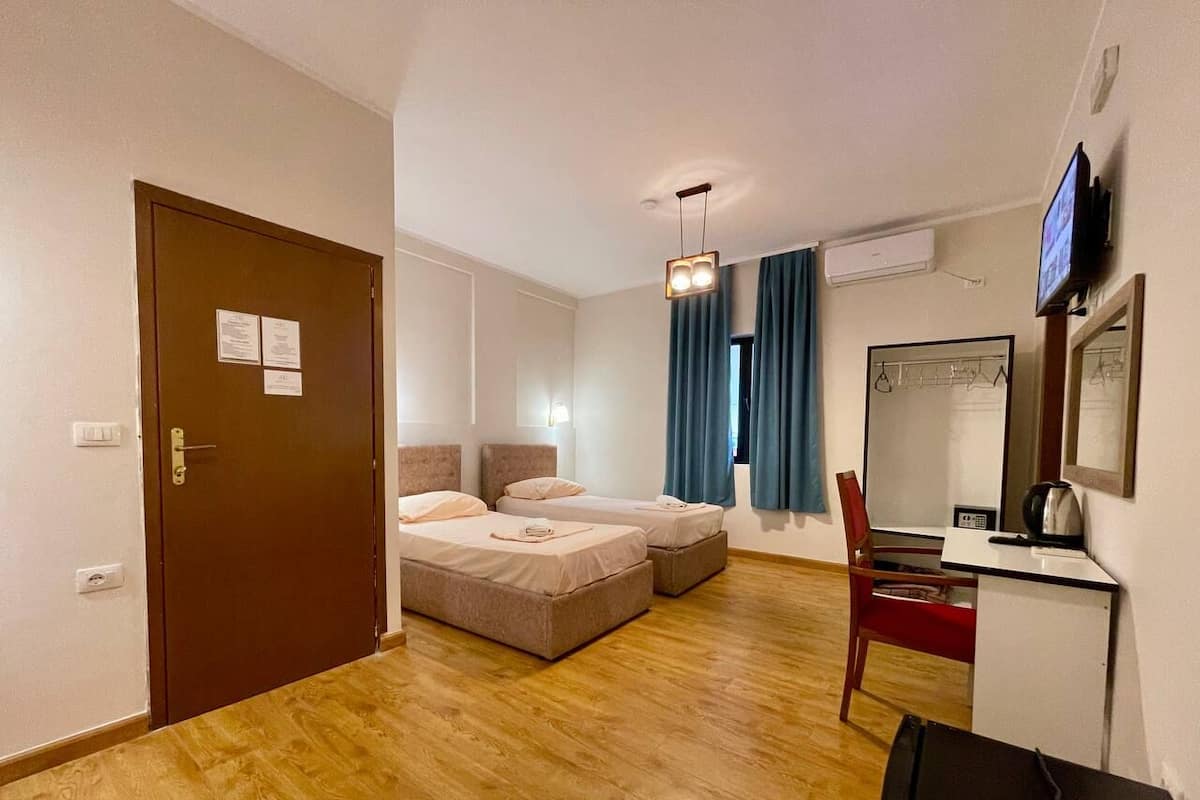 Classic Triple Room | Desk, laptop workspace, blackout curtains, free WiFi