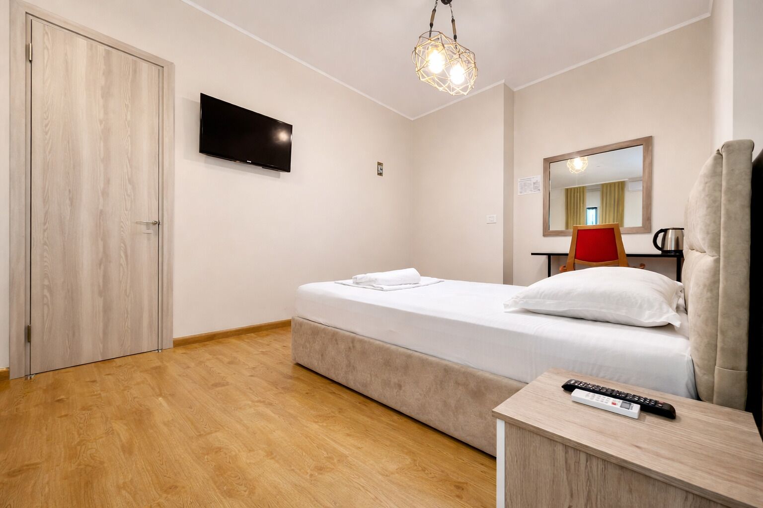 Rom – classic | Skrivebord, skrivebord for bærbar PC og blendingsgardiner