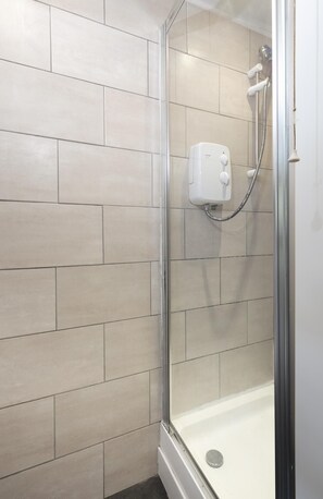 Combined shower/bathtub, hair dryer, towels, soap - Aquatics Centre | 3 Bedrooms | Parking (Smethwick)