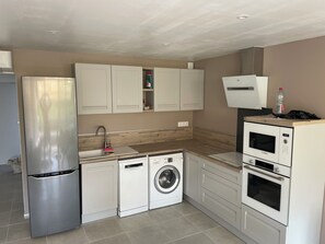 Kühlschrank, Mikrowelle, Ofen, Geschirrspüler